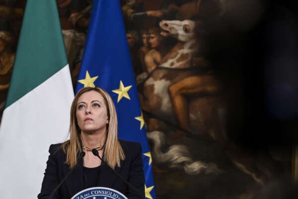 Meloni se le canta e se la suona sulle accise e usa i migranti per spostare l’attenzione