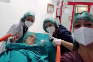 Paralizzata e in coma, mamma di 23 anni partorisce bimbo e ora sta meglio: “Emozionante vedere muovere il braccio”