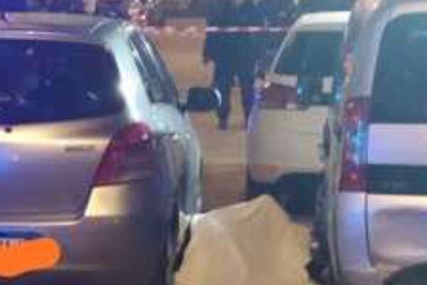 Agguato a poche ore dal Capodanno, uomo inseguito e ucciso tra la folla: orrore ad Afragola Agguato a poche ore dal Capodanno, uomo inseguito e ucciso tra la folla: orrore ad Afragola