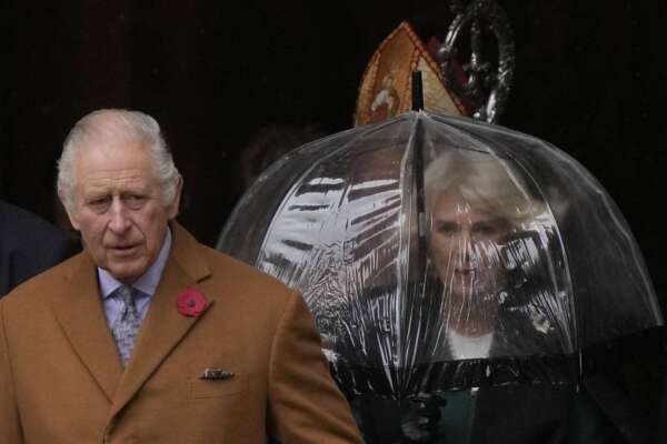 Re Carlo furioso con il principe Harry, dopo le dichiarazioni su Camilla potrebbe non volerlo all’incoronazione
