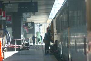 Il trolley si incastra tra i binari, 47enne muore travolto dal treno: il dramma a Roma termini