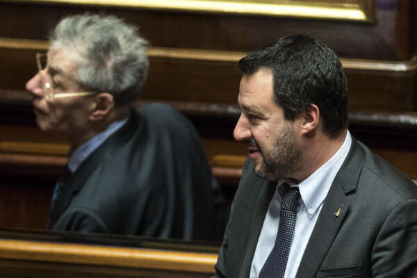 Leghisti contro Salvini: “La gente ci ride dietro, cambiamo idea dalla mattina alla sera”. Tagliato l’accompagnamento a Bossi