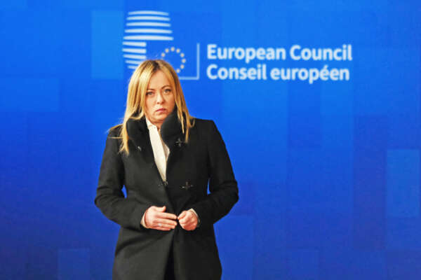 Meloni colpita e affondata dai Fratelli di Svezia: “Nessun patto sui migranti”