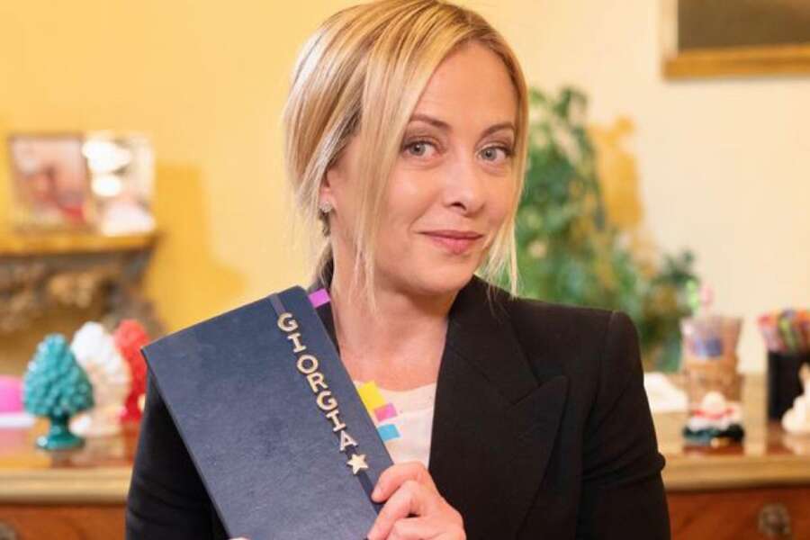 Caro benzina e stabilimenti balneari, la luna di miele tra Meloni e gli italiani è già in crisi