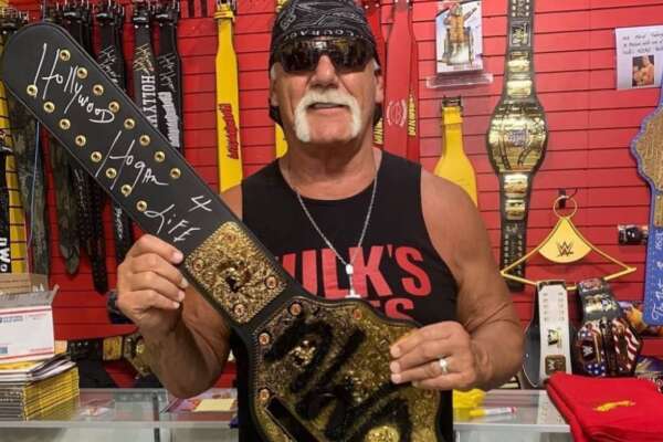 Il dramma di Hulk Hogan, l’ex wrestler non ‘sente’ più le gambe: “Cammina col bastone, gli hanno tagliato i nervi dalla parte inferiore del corpo”