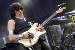 Morto Jeff Beck, pioniere e leggenda della chitarra scomparso per una meningite: il “guitar hero” che disse no ai Rolling Stones