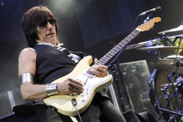 Morto Jeff Beck, pioniere e leggenda della chitarra scomparso per una meningite: il “guitar hero” che disse no ai Rolling Stones