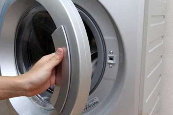 Bimba di tre anni muore in lavatrice, a ritrovarla il papà: orrore a Parigi