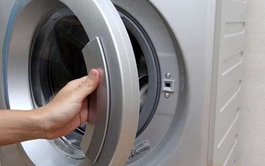 Bimba di tre anni muore in lavatrice, a ritrovarla il papà: orrore a Parigi