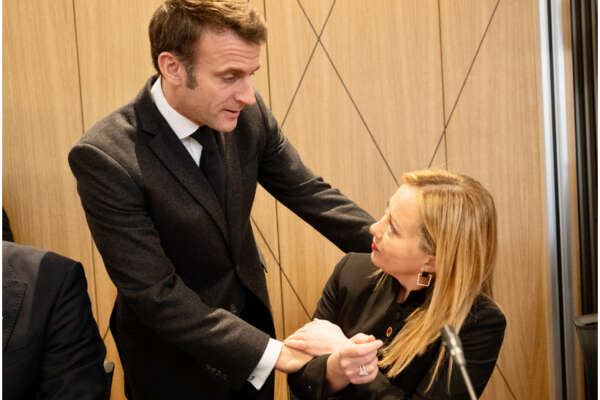 Prezzo della benzina, governo nei guai: Meloni chiama Macron per salvarsi