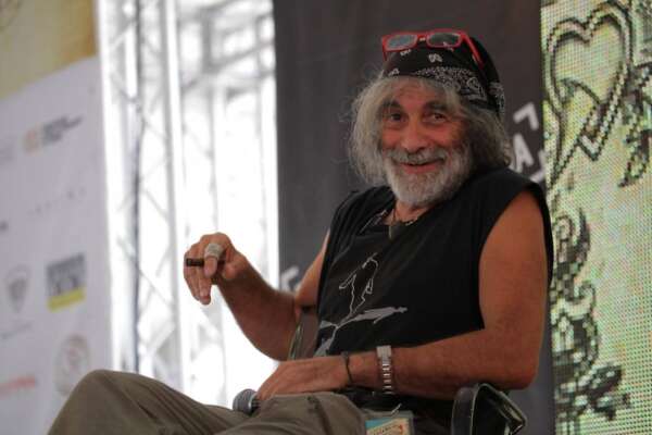 Mauro Corona si racconta: “Ho detto ‘gallina’ a Bianca Berlinguer. Pochi mesi fa ho rischiato la vita”