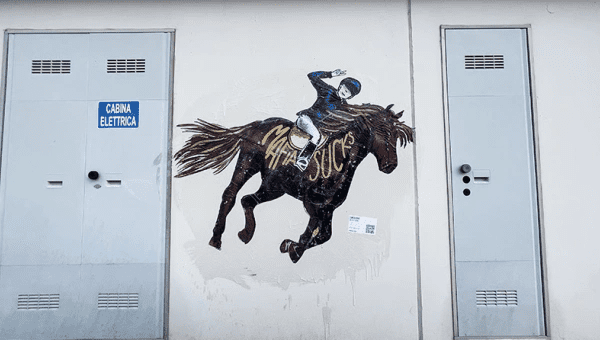 Giuseppe Di Matteo ‘celebra’ a cavallo l’arresto di Messina Denaro, l’opera fuori al carcere dell’Aquila: “La mafia fa schifo” Giuseppe Di Matteo ‘celebra’ a cavallo l’arresto di Messina Denaro, l’opera fuori al carcere dell’Aquila: “La mafia fa schifo”