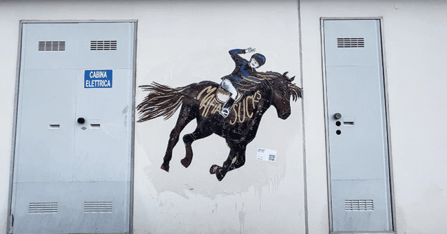 Giuseppe Di Matteo ‘celebra’ a cavallo l’arresto di Messina Denaro, l’opera fuori al carcere dell’Aquila: “La mafia fa schifo”