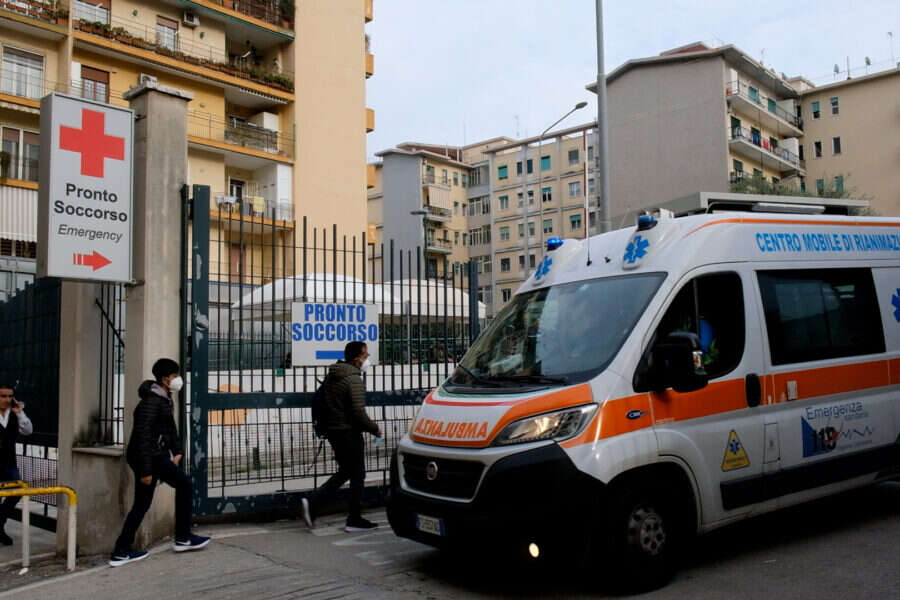 Muore a 6 anni in ospedale a Napoli dopo un forte un mal di pancia: 15 medici indagati per la tragedia di Elena