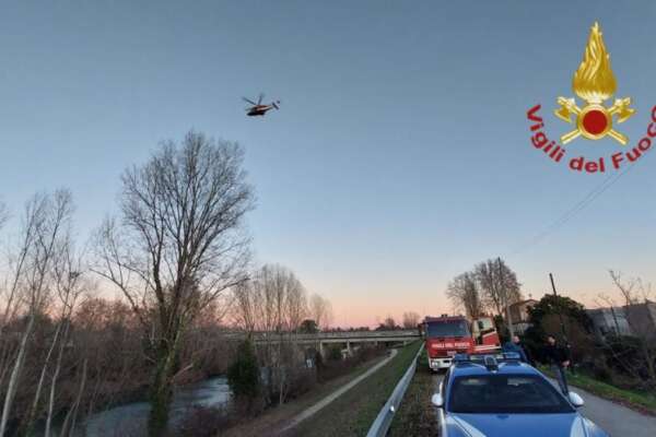 Muore nel fiume Brenta scappando dalla polizia: “L’hanno picchiato”, ma la Questura di Padova nega