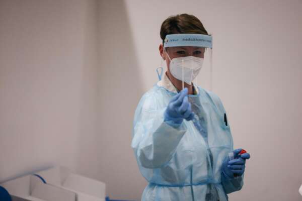 Covid, il ministero aggiorna la gestione dei casi e dei contatti: “Niente tampone a asintomatici dopo 5 giorni”