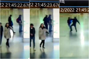 Turista accoltellata nella stazione di Roma, l’aggressione alle spalle ripresa in un video: giallo sul ‘movente’
