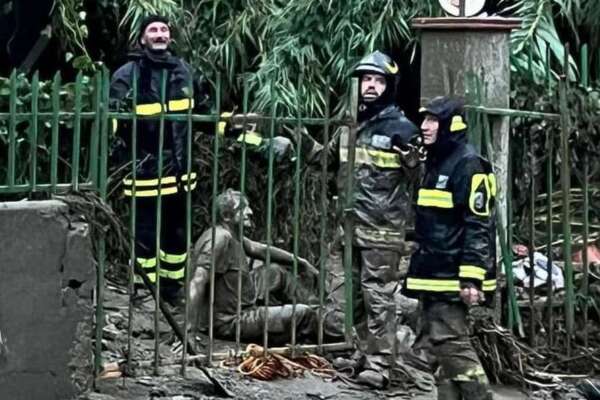 Strage Casamicciola, torna a casa l’uomo del fango: Peppe dimesso dopo 37 giorni. “Migliore inizio anno possibile” Strage Casamicciola, torna a casa l’uomo del fango: Peppe dimesso dopo 37 giorni. “Migliore inizio anno possibile”