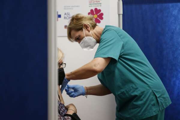 Variante Kraken del Covid, cosa sappiamo sulla nuova minaccia: un infetto può contagiare 15 persone, ma non aggirerà il vaccino