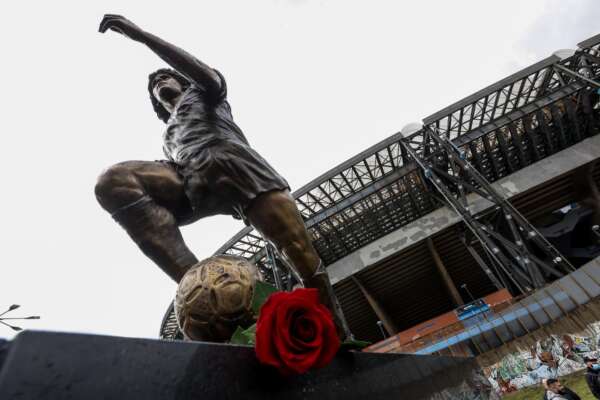 La statua di Maradona è un caso, inaugurazione lampo e poi in soffitta: “La ridiamo all’artista, costa troppo”