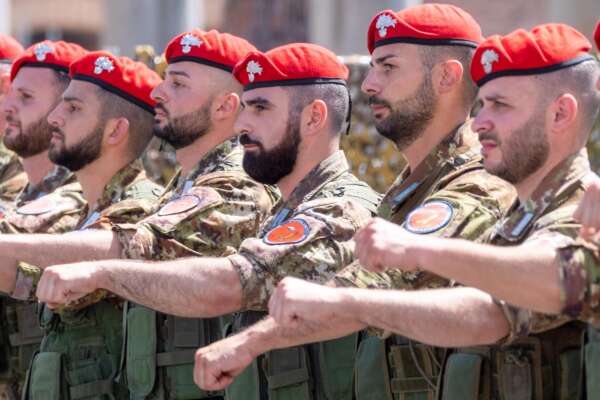 L’Europa rivaluta la leva obbligatoria, la guerra in Ucraina fa salire la paura delle caserme vuote