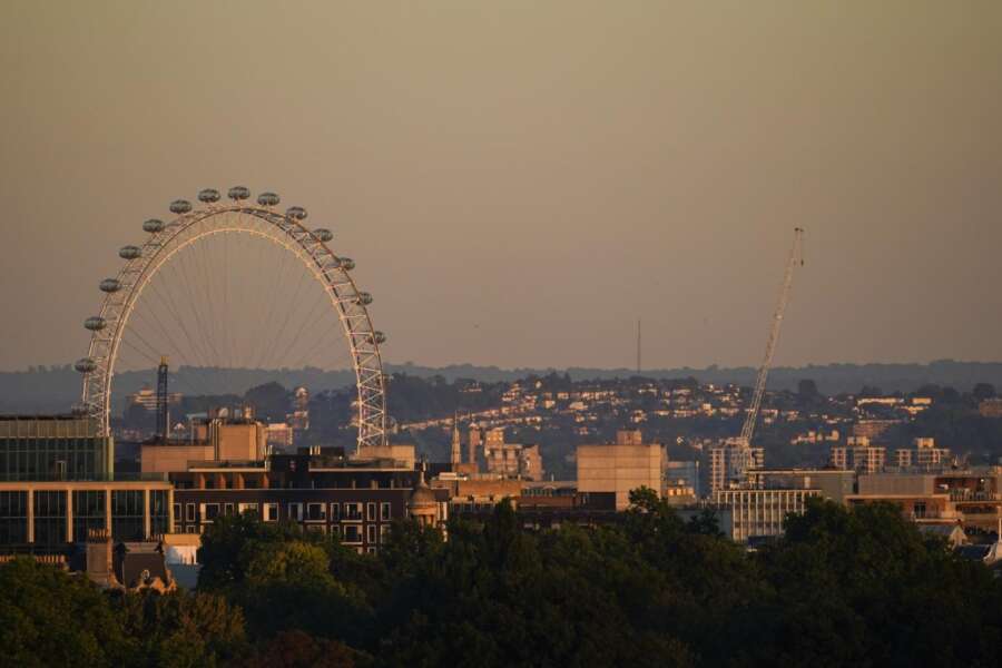L’Inghilterra ‘scarica’ i rifugiati afghani accolti dopo la fuga dai talebani: “Hotel di Londra troppo costoso, trasferitevi a Leeds”