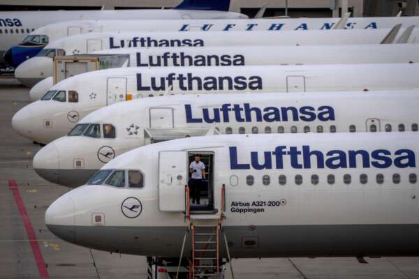 Lufthansa in tilt, blackout dei sistemi informatici per un cantiere ferroviario: caos voli