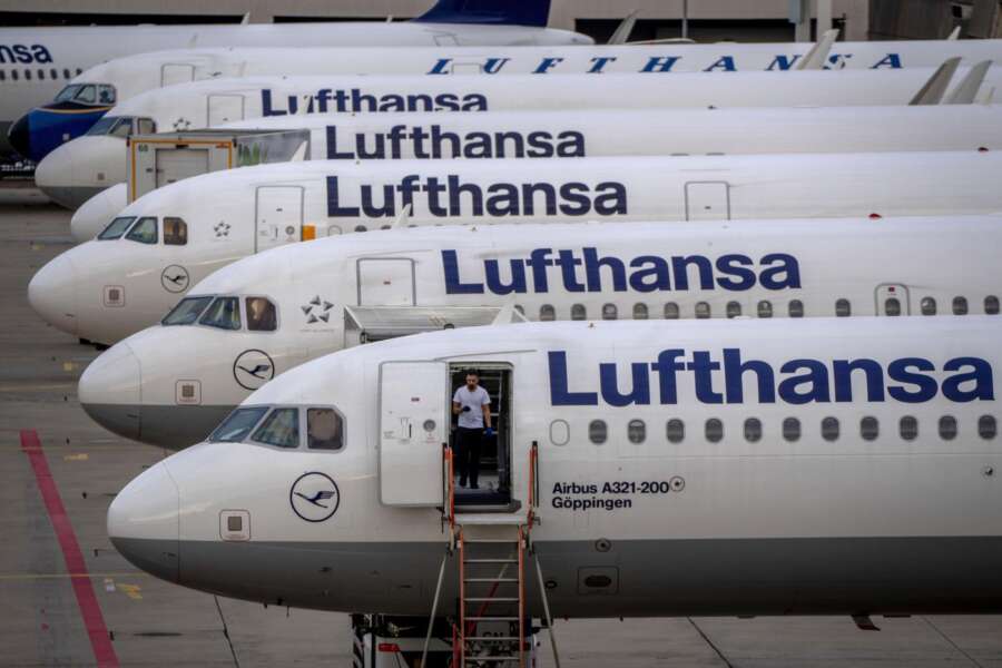 Lufthansa in tilt, blackout dei sistemi informatici per un cantiere ferroviario: caos voli