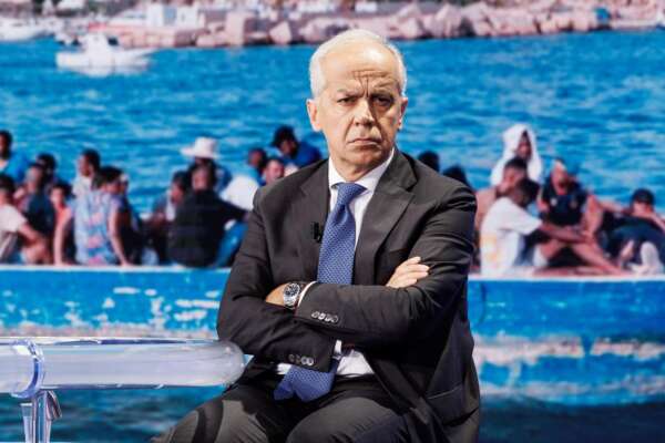 Strage di Cutro, il delirio di Piantedosi sui migranti ‘maleducati’: “Ho solo detto ‘fermatevi, veniamo noi a prendervi'”