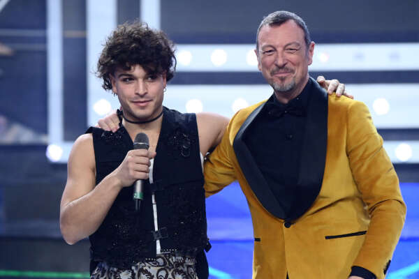 Foto Gian Mattia D’Alberto – LaPresse
16-12-2022 Sanremo IM
Spettacolo
Sanremo giovani
nella foto: Leo Gassmann con Amadeus

Ph Gian Mattia D’Alberto – LaPresse
2022-12-16 Sanremo
Spettacolo
Sanremo giovani
in the photo: Leo Gassmann  with Amadeus