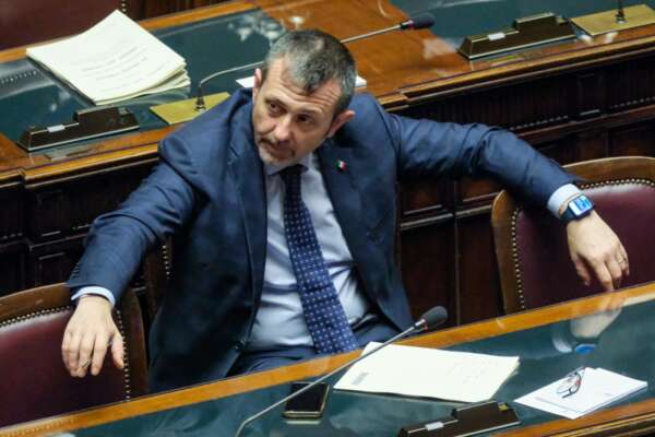 Caso Cospito, Delmastro interrogato due ore in Procura tira dritto: “A Donzelli nessuna rivelazione, atto non secretato”