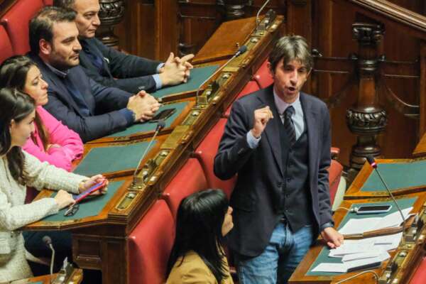 Quali notizie riservate ha rivelato Donzelli su Cospito e perché non poteva averle