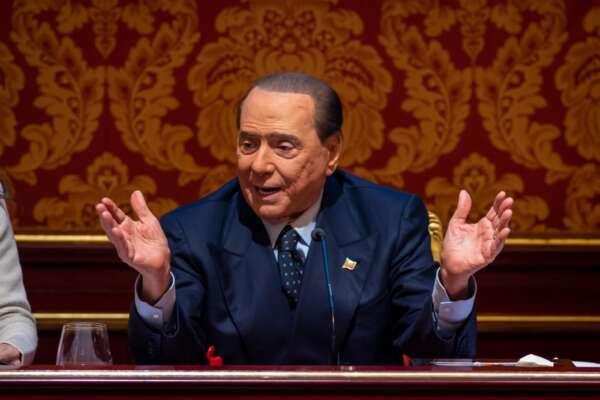 “Ha offeso Berlusconi”, rabbia di FI contro l’ambasciatore Usa “Ha offeso Berlusconi”, rabbia di FI contro l’ambasciatore Usa