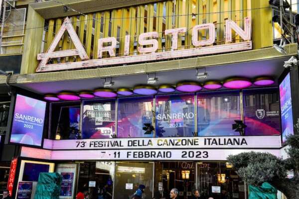 Sanremo 2023, la scaletta della quarta serata: l’ordine di uscita dei cantanti, cover e duetti, gli ospiti