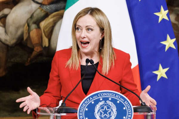 Meloni piglia tutto, ma la maggioranza traballa: Donzelli e Delmastro blindati dalla premier