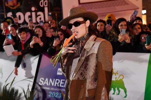 Chi è Rosa Chemical, il rapper “gender fluid” a Sanremo con Made in Italy e la polemica con Morgante di Fratelli d’Italia