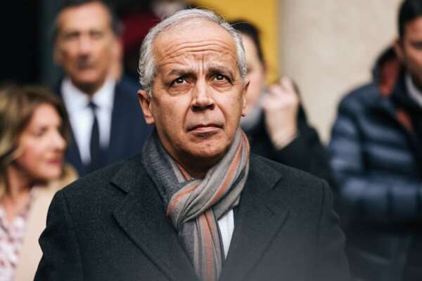 Piantedosi, il ministro “disumano” per le parole sulla strage di Cutro: “Chi scappa dalla guerra non deve affidarsi agli scafisti”