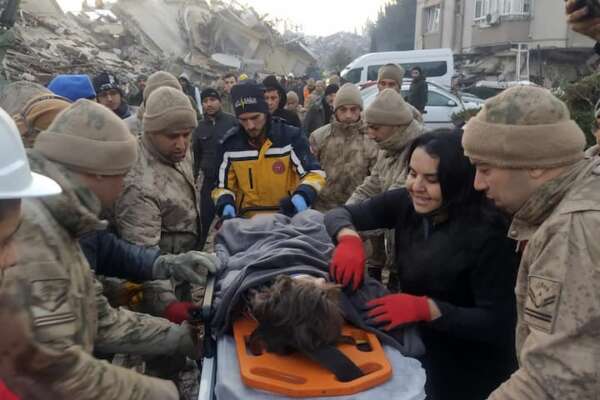 Terremoto in Turchia, madre e figlio salvati dopo 70 ore sotto le macerie: “È un miracolo”