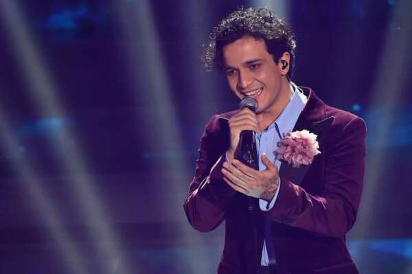 Tananai: “Prima vivevo in una caverna senza porte e finestre a Milano, ora piaccio a Vanoni”