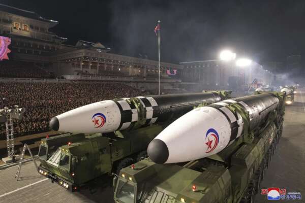 Kim Jong-un sfida l’Occidente e fa sfilare in parata 11 missili intercontinentali: lo show a Pyongyang e l’ascesa della figlia “delfina” a 9 anni
