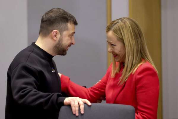 Meloni a Kiev per incontrare Zelensky: “Sostegno del governo non è cambiato, la guerra non durerà all’infinito”