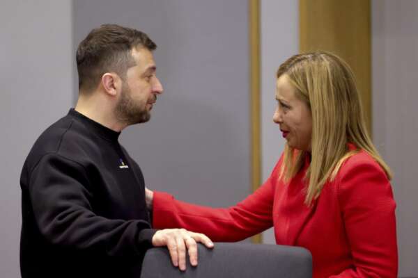 Meloni esclusa da Macron al vertice con Zelensky e Scholz, scontro con Parigi: governo isolato e salta anche il bilaterale col presidente ucraino