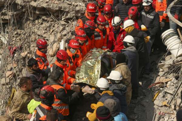 Il triplo ‘miracolo’ turco, tre persone estratte vive dalle macerie dopo 170 ore: le vittime sono oltre 40mila