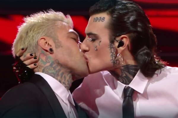 Il bacio tra Fedez e Rosa Chemical finisce in Procura, Giovanardi: “Da Rai uno a Gay uno, inaccettabile”