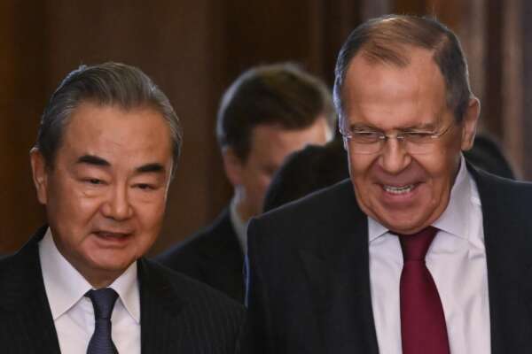 L’inviato di Pechino Wang incontra Lavrov a Mosca per il piano di pace Cina-Russia: “Difendiamo interessi comuni”