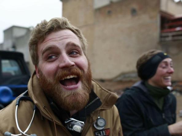 Pete Reed, il medico ucciso in ambulanza da un missile russo: “Con il suo corpo ha salvato vite”