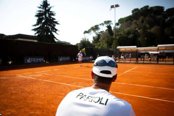 Lo psichiatra condannato in primo grado che osa giocare a tennis, la lezione di garantismo del circolo Parioli al Corriere