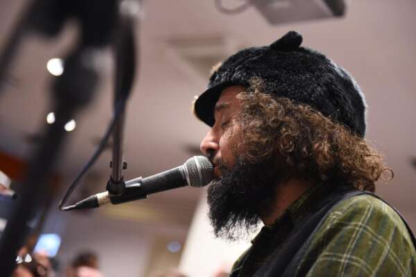 L’inno contro la guerra di Vinicio Capossela, ‘La crociata dei bambini’ a un anno dall’invasione in Ucraina