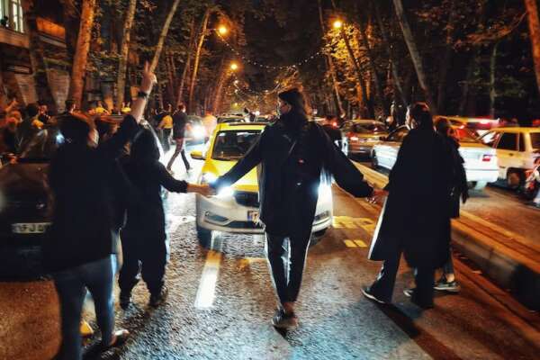 Si riaccendono le proteste in Iran: scontri e manifestazioni in tutto il Paese nella notte