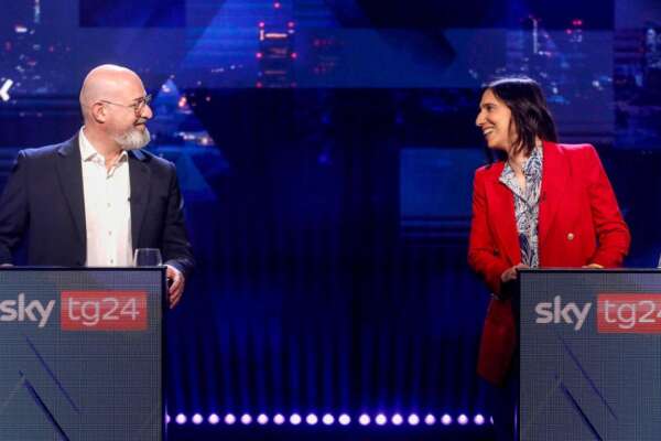 Elly Schlein e lo “specchio riflesso”: l’alter ego della Meloni polarizza come lei Elly Schlein e lo “specchio riflesso”: l’alter ego della Meloni polarizza come lei